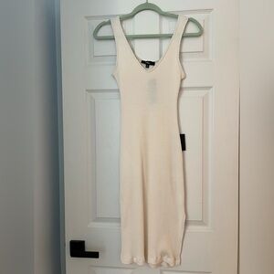 Lulu’s v-neck ribbed midi dress